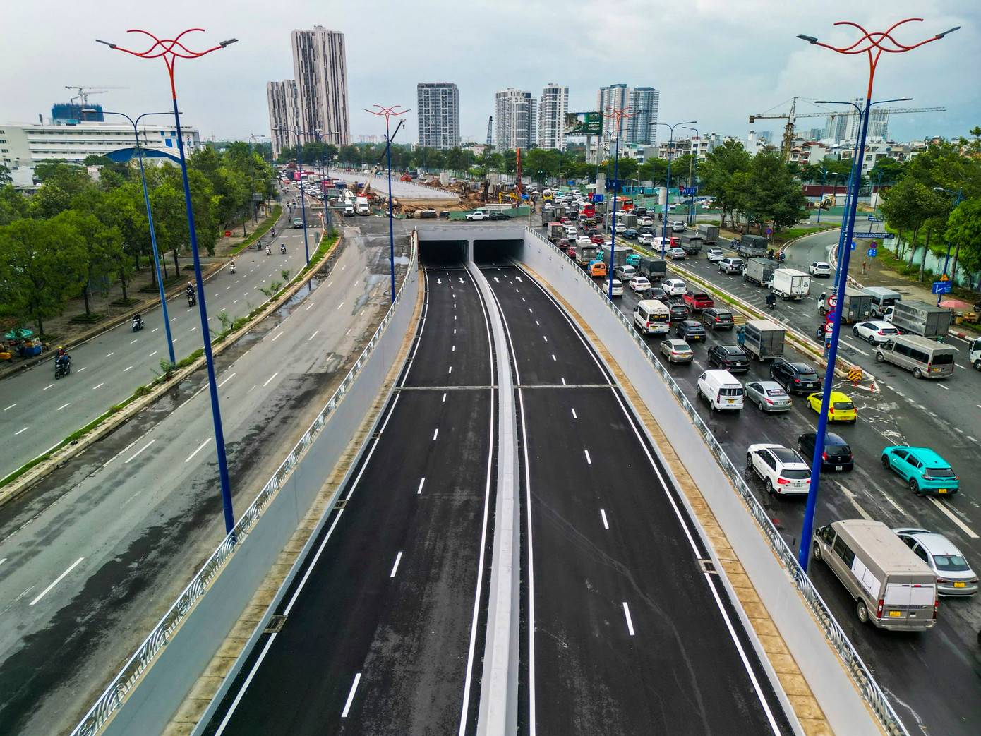 Hầm chui HC1-01, nút giao An Phú (TP Thủ Đức, TPHCM) dài 480m, có 4 làn xe với tổng mức đầu tư 341 tỷ đồng. Hầm chui nằm tại nút giao giữa đại lộ Mai Chí Thọ và đường Đồng Văn Cống. Hầm chui HC1-01, nút giao An Phú (TP Thủ Đức, TPHCM) dài 480m, có 4 làn xe với tổng mức đầu tư 341 tỷ đồng. Hầm chui nằm tại nút giao giữa đại lộ Mai Chí Thọ và đường Đồng Văn Cống.