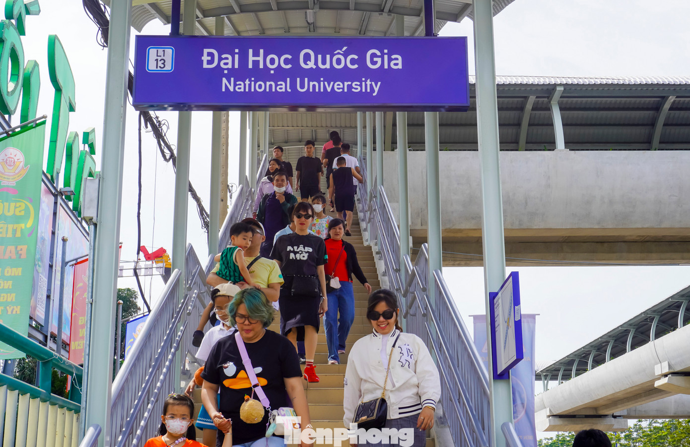 Tuyến metro số 1 (Bến Thành - Suối Tiên) chính thức đi vào hoạt động. Nhiều người dân thích thú khi có thể dễ dàng di chuyển từ trung tâm xuống Khu du lịch để vui chơi.