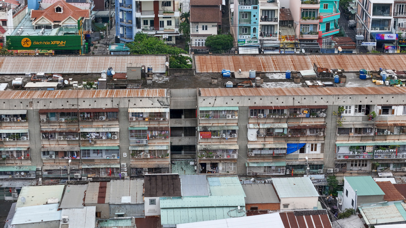 Mối nguy từ “chuồng cọp” trong các chung cư cũ đã được cảnh báo từ lâu. Vụ cháy tại cư xá Độc Lập (phường Phú Thọ Hòa, TPHCM) vừa qua tiếp tục gióng lên hồi chuông cảnh báo cho hàng loạt khu nhà tương tự đang tiềm ẩn nguy cơ.