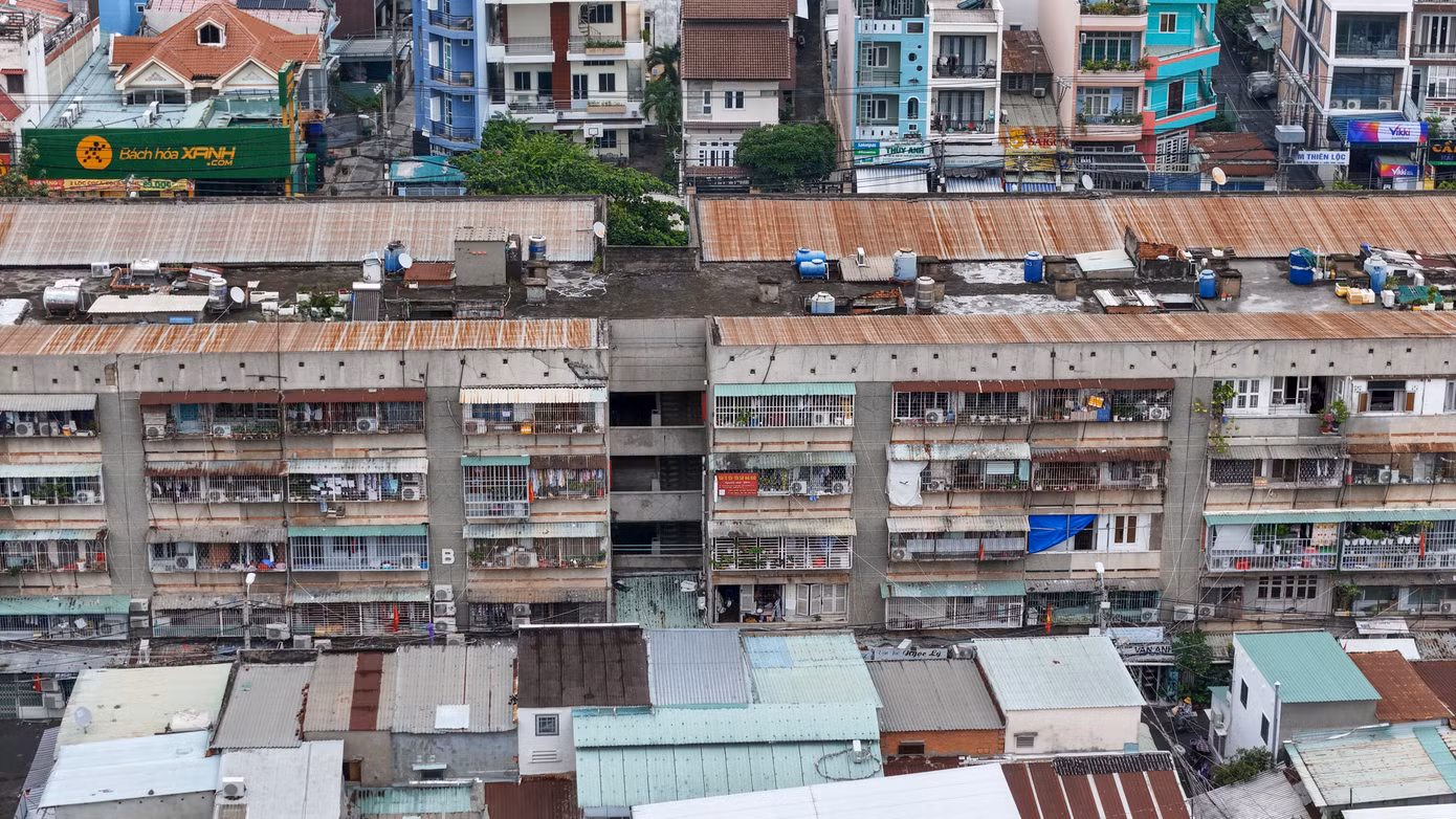 Mối nguy từ “chuồng cọp” trong các chung cư cũ đã được cảnh báo từ lâu. Vụ cháy tại cư xá Độc Lập (phường Phú Thọ Hòa, TPHCM) vừa qua tiếp tục gióng lên hồi chuông cảnh báo cho hàng loạt khu nhà tương tự đang tiềm ẩn nguy cơ.