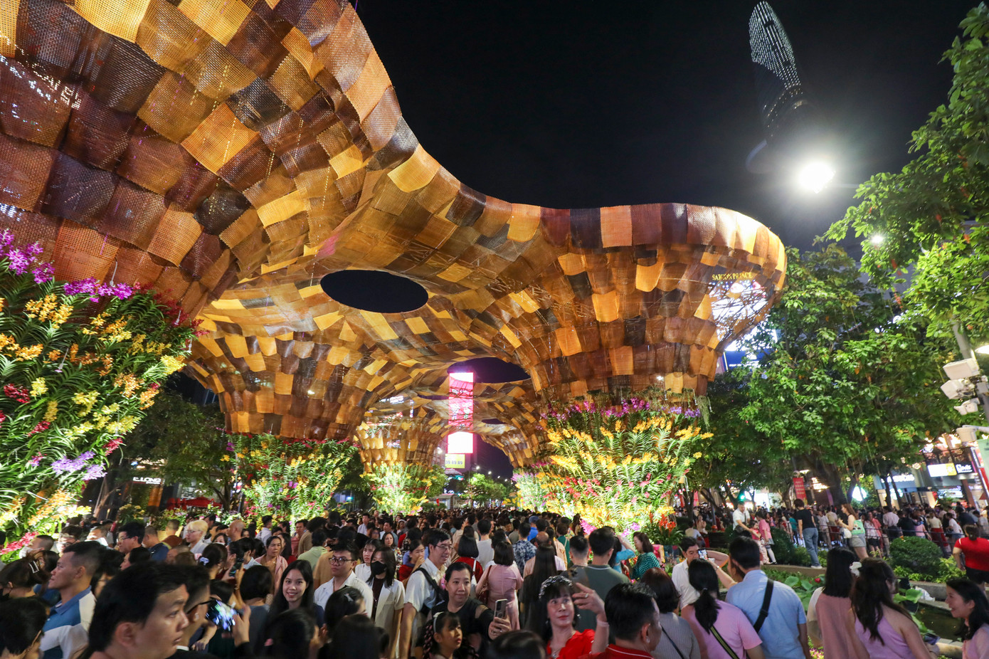 Đường hoa Nguyễn Huệ Tết Ất Tỵ 2025 mở cửa phục vụ nhu cầu du xuân, thưởng ngoạn của người dân thành phố và du khách từ 19 giờ ngày 27/1 (28 tết) đến 21 giờ ngày 2/2 (mùng 5 tết).