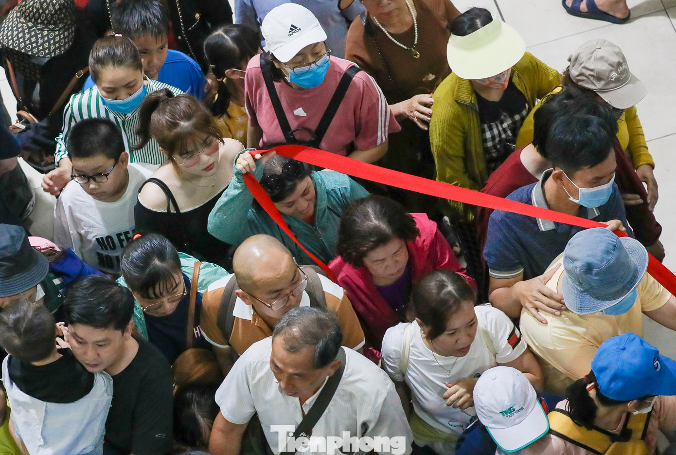 Dù công suất tối đa của mỗi đoàn tàu là 930 hành khách (bao gồm 147 chỗ ngồi và 783 chỗ đứng) nhưng vẫn đã lấp đầy, nhiều hành khách phải đứng chen lấn ở gần cửa ra vào.