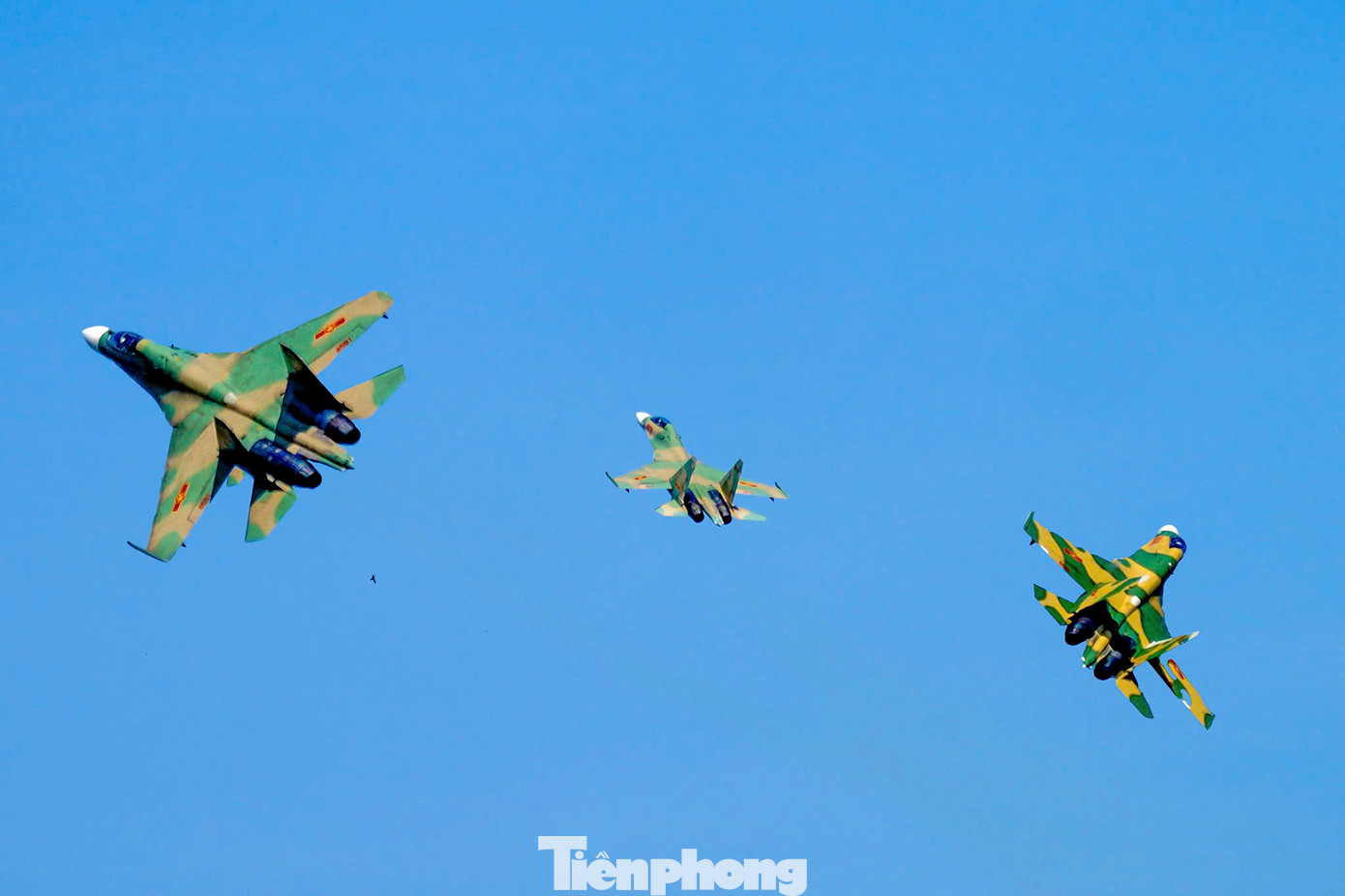 Tiếp sau đó, các máy bay Yak130, Su-30MK2 bay với đội hình mũi tên theo sau.
