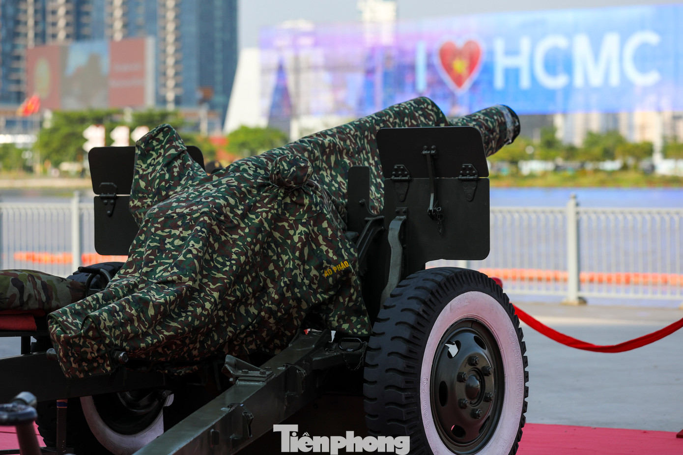 Để phục vụ quá trình lắp đặt, 5 tuyến đường bị cấm xe từ 21h đến 0h (hoặc 3h sáng) hôm sau, kéo dài từ ngày 7-26/4. Riêng hai ngày 27/4 và 30/4, các tuyến đường sẽ hạn chế phương tiện lưu thông vào ban ngày.