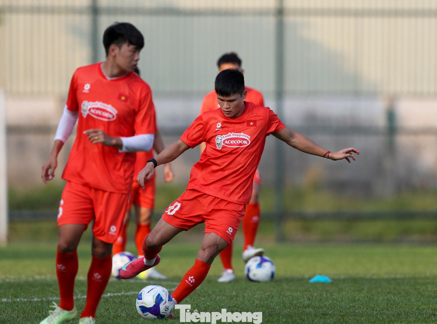 Trong buổi tập chiều nay, tuyển Việt Nam thiếu vắng 2 nhân sự là thủ thành Đình Triệu và tiền vệ Hai Long. Cả hai bị quá tải và được yêu cầu tập riêng hồi phục tại khách sạn. Trong buổi tập chiều nay, tuyển Việt Nam thiếu vắng 2 nhân sự là thủ thành Đình Triệu và tiền vệ Hai Long. Cả hai bị quá tải và được yêu cầu tập riêng hồi phục tại khách sạn.