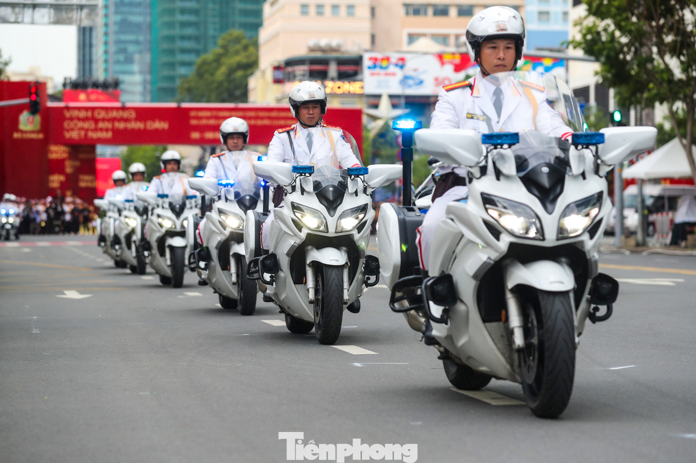Cảnh sát biểu diễn các động tác khi điều khiển mô tô đặc chủng. Ảnh: Duy Anh.