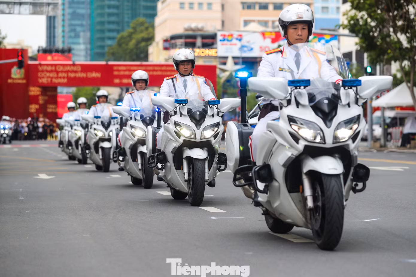 Cảnh sát biểu diễn các động tác khi điều khiển mô tô đặc chủng. Ảnh: Duy Anh.