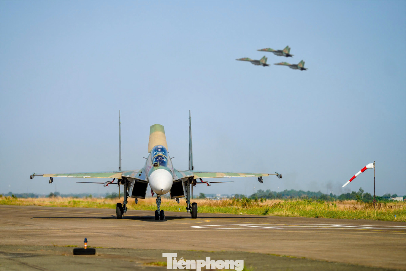 Để thuần thục khả năng phối hợp, giữ vị trí, phi công bay theo biên đội 3-4 chiếc, cất cánh từ sân bay Biên Hòa qua vùng trời các địa phương Bình Dương, Bình Phước.