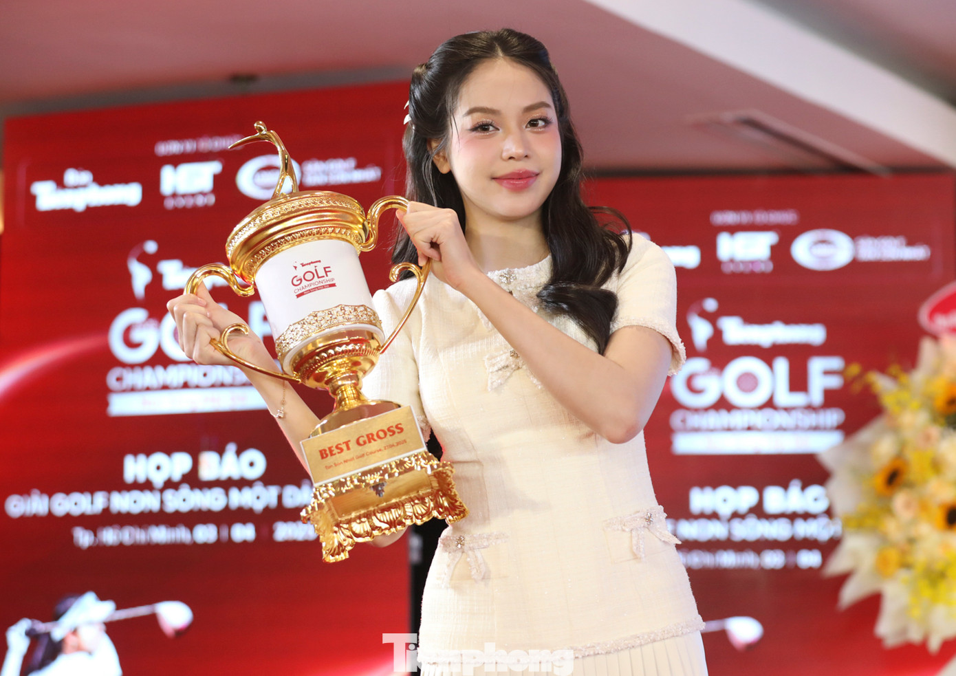 Đại sứ Thanh Thủy, Phương Anh, Ngọc Thảo thu hút mọi ánh nhìn tại họp báo Tiền Phong Golf Championship.