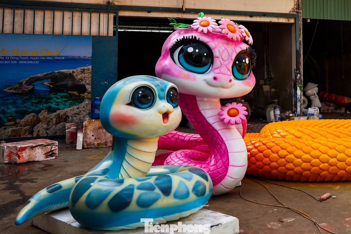 Anh Cảnh cho biết năm nay đơn đặt hàng dao động hơn 200 sản phẩm về rắn với nhiều kích thước, đa dạng kiểu mẫu. Trong ảnh là hai linh vật rắn đã hoàn thiện, tạo hình phong cách chibi dễ thương, giá 60 triệu đồng một cặp.