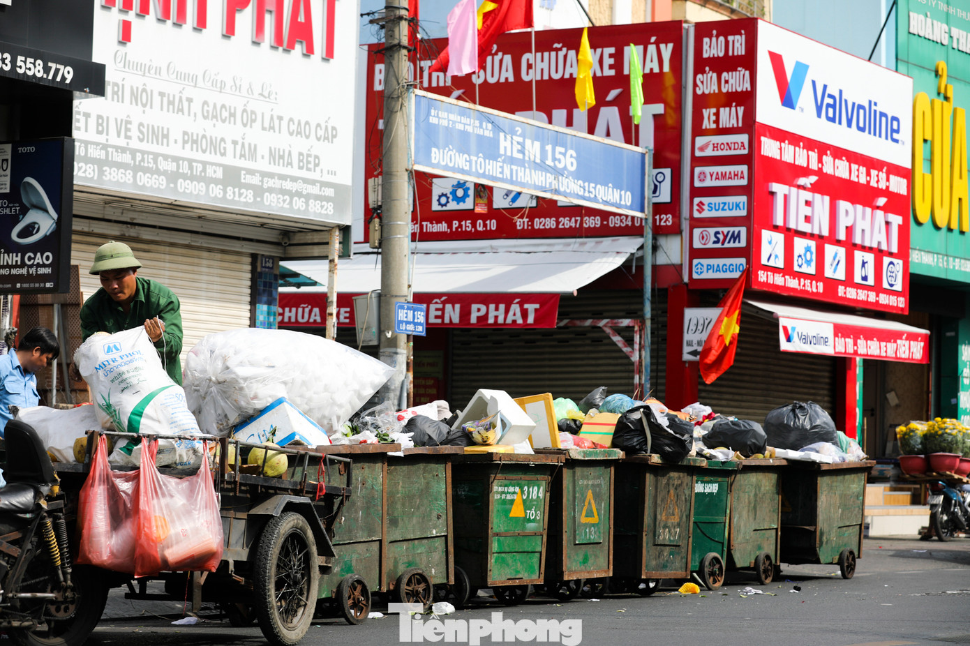 Buổi trưa nắng nóng, mùi hôi từ rác thải càng thêm nồng nặc.
