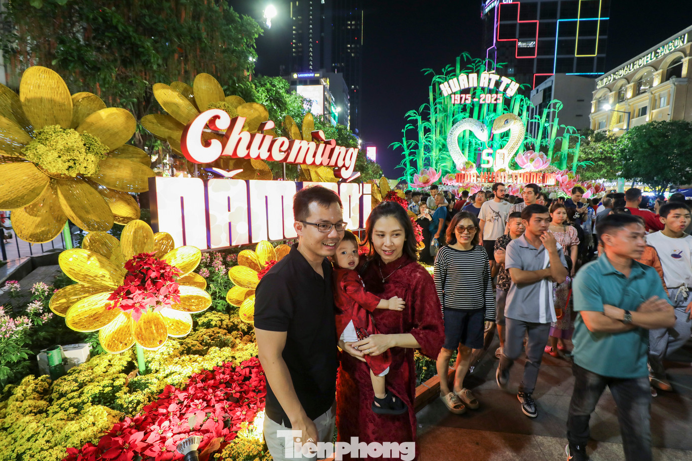 Đường hoa Nguyễn Huệ Tết Ất Tỵ 2025 mở cửa phục vụ nhu cầu du xuân, thưởng ngoạn của người dân thành phố và du khách từ 19 giờ ngày 27/1 (28 tết) đến 21 giờ ngày 2/2 (mùng 5 tết).