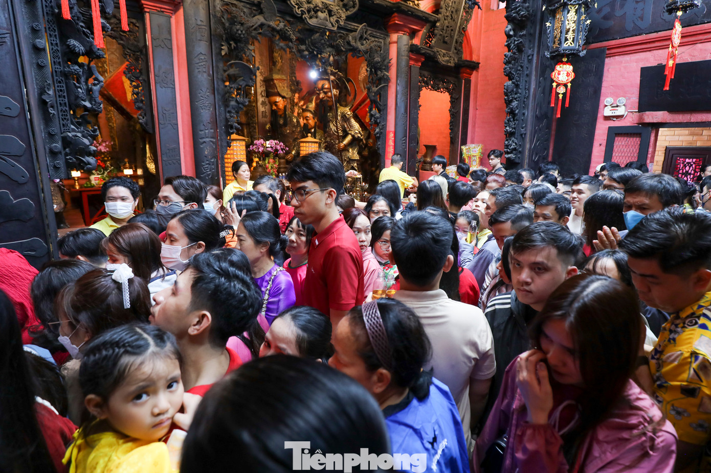Ở những điện thờ khác cũng đông nghịt người. Lực lượng bảo vệ ở chùa liên tục phát loa thông báo khuyến khích người dân không dùng nhang để tránh ngạt khói.