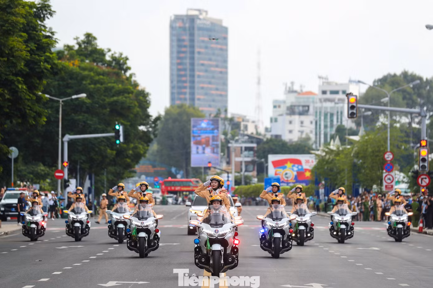 Đây là lần đầu tiên chương trình được tổ chức tại TPHCM với quy mô lớn và diễn ra trong 3 ngày, từ ngày 6/6, 7/6 đến ngày 8/6. Trong ảnh là đội hình dẫn đoàn của CSGT TPHCM biểu diễn, gồm 11 xe, trong đó có 1 ô tô và 10 xe siêu mô tô 1.800 phân khối. Ảnh: Duy Anh.