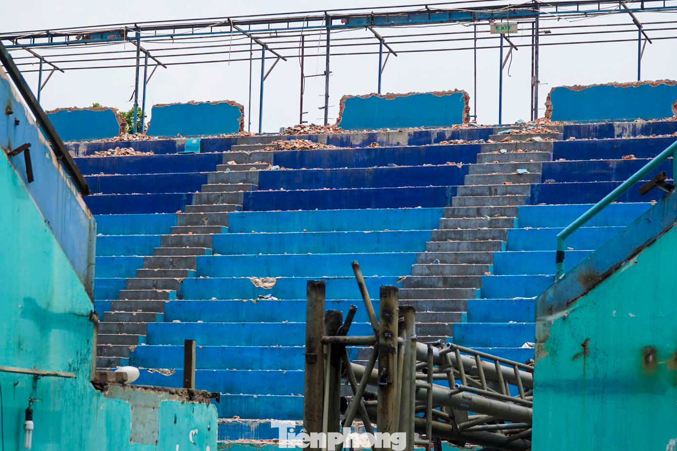 Do đang trong quá trình thi công, mặt trong và ngoài sân khấu Lan Anh đều ngổn ngang vật tư.