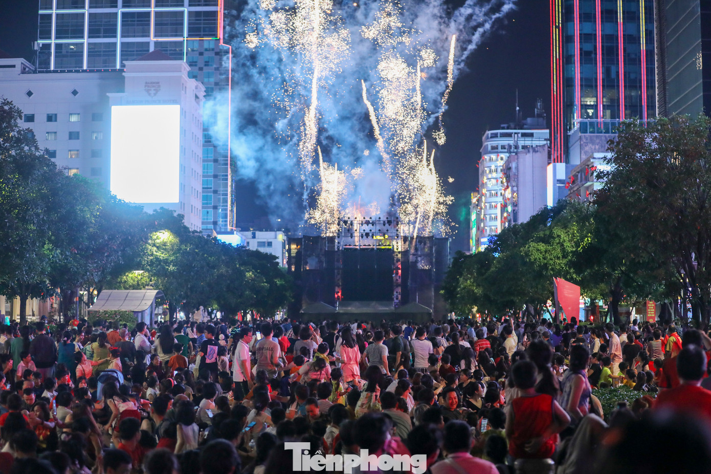 Pháo hoa khai hỏa trên bầu trời TPHCM và màn 3D mapping tại UBND thành phố tối ngày 19/4 tiếp thêm không khí khấp khởi, hào hùng trước thềm đại lễ 30/4.