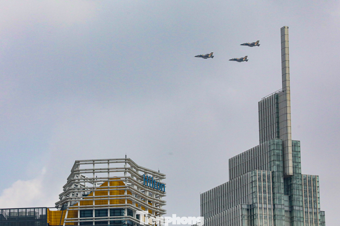 13 tiêm kích Su30-MK2 và máy bay chiến đấu Yak-138 cất cánh từ sân bay Biên Hòa đến TPHCM tập luyện.