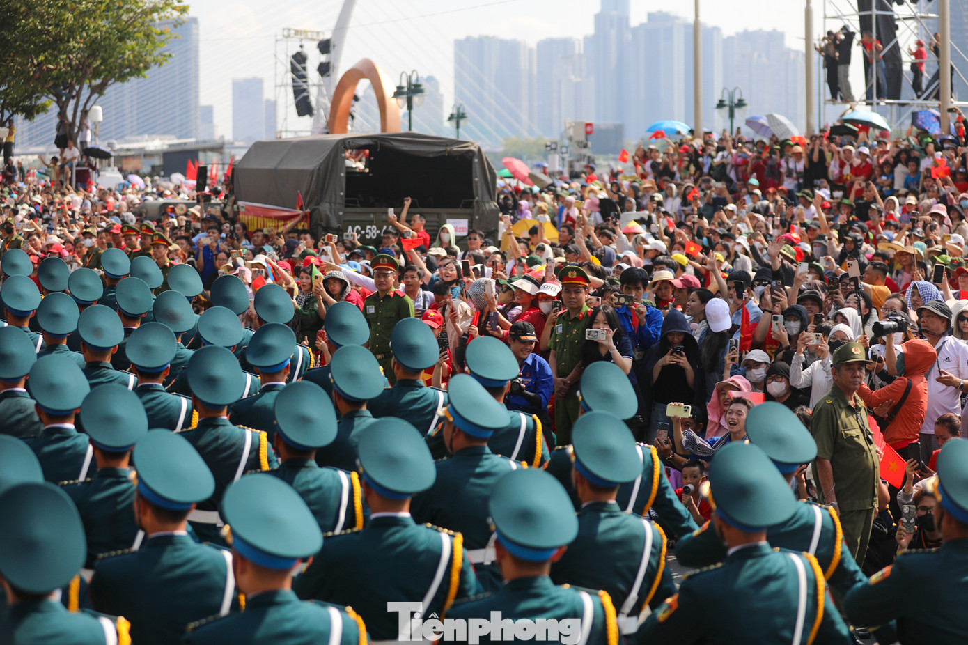 Lần lượt các khối sĩ quan lục quân, hải quân, không quân, lực lượng công an, dân quân tự vệ... đi qua, đồng loạt bước đều, đội hình chỉnh tề.