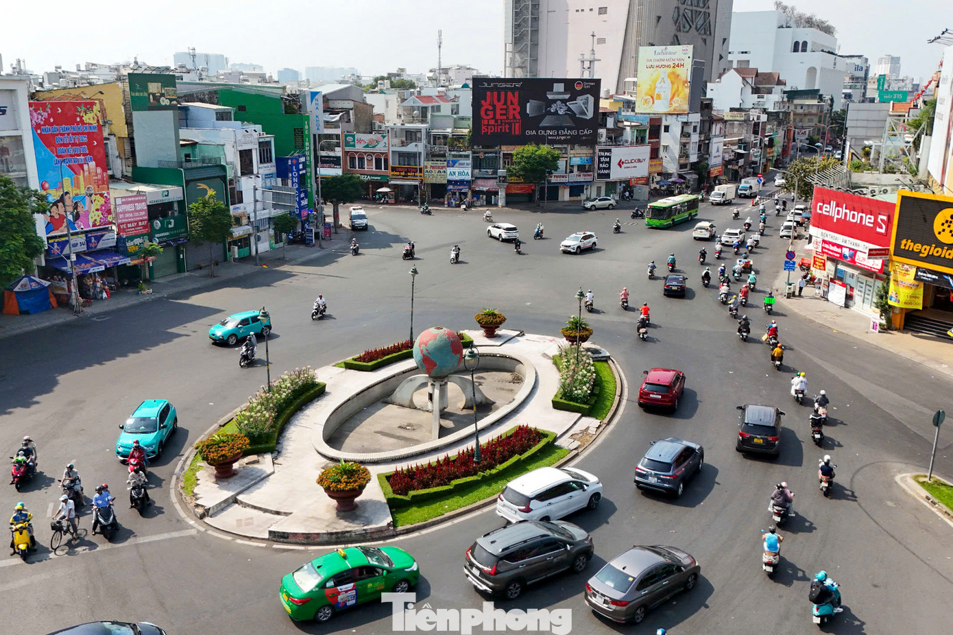 Vòng xoay Lăng Cha Cả (quận Tân Bình) dòng xe đông hơn rất nhiều so với những ngày trước.