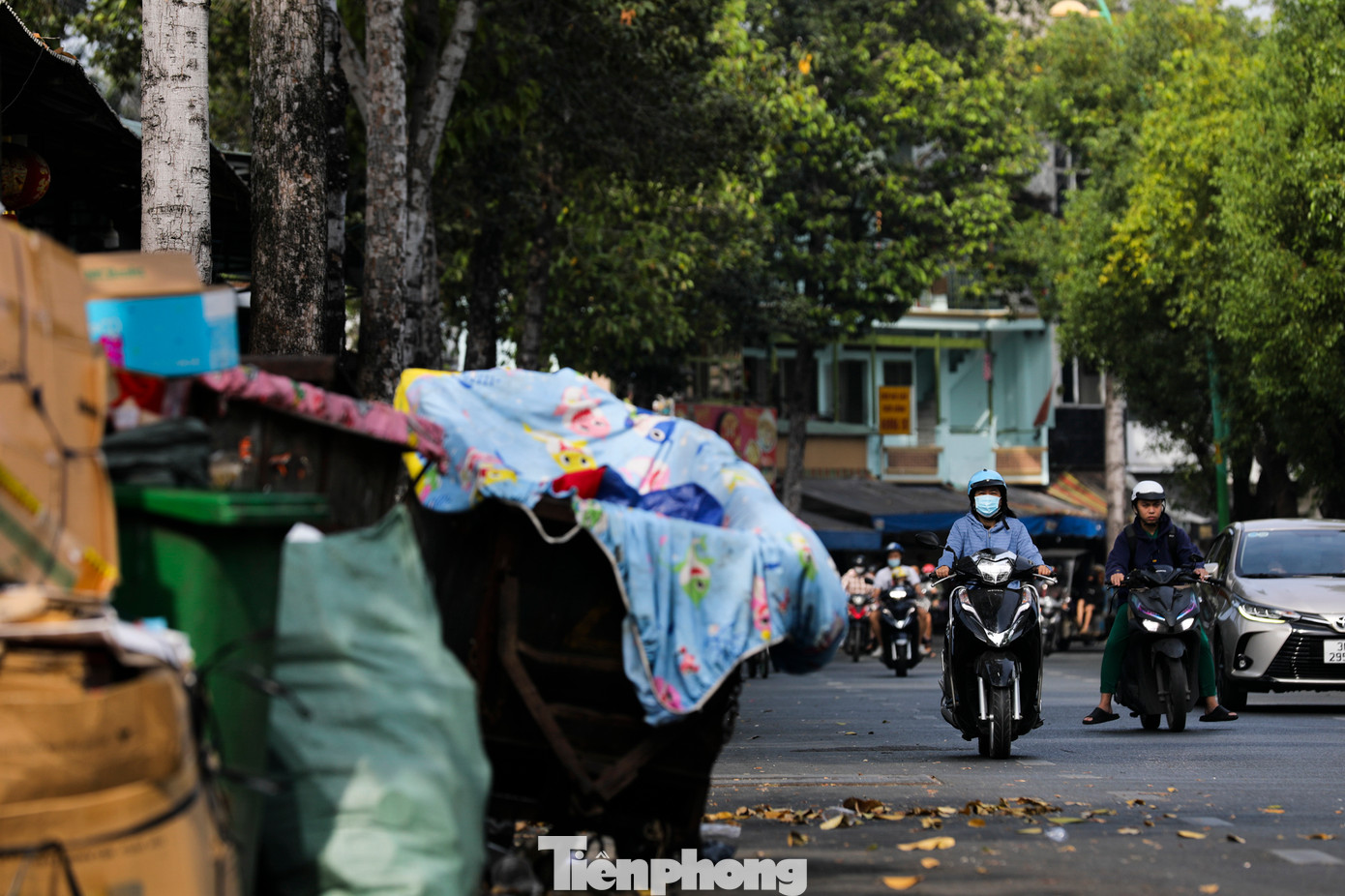 Những lúc trời mưa, nước rỉ rác chảy ra mặt đường gây trơn trượt, việc đi lại của người dân gặp nhiều khó khăn.