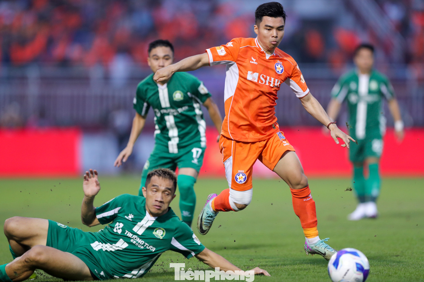 Một trận cầu quyết định của mùa giải khi chỉ có thắng mới đem đến cảm xúc trọn vẹn, vì thế, cả Đà Nẵng lẫn Bình Phước đều tung ra đội hình mạnh nhất.