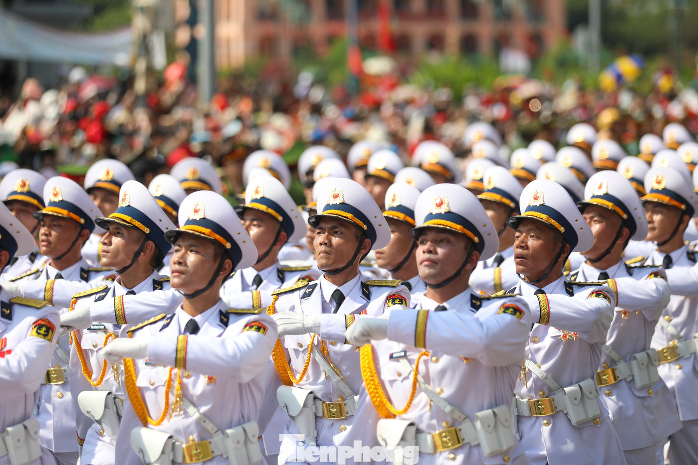 Các thành viên đội diễu binh, diễu hành được nhân dân nồng nhiệt chào đón. Ảnh: Duy Anh/ TPO.