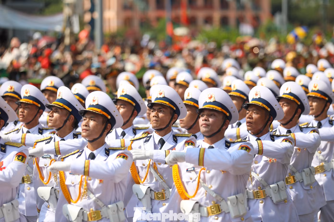 Các thành viên đội diễu binh, diễu hành được nhân dân nồng nhiệt chào đón. Ảnh: Duy Anh/ TPO.