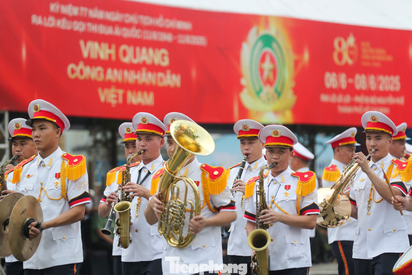 Chương trình Vinh quang Công an Nhân dân Việt Nam là dịp để lực lượng công an tôn vinh truyền thống, trình diễn kỹ năng nghiệp vụ, kết nối và lan tỏa hình ảnh người chiến sĩ công an trong thời đại mới. Ảnh: Duy Anh.