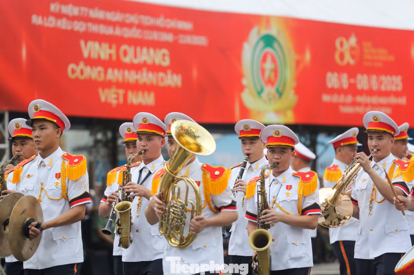Chương trình Vinh quang Công an Nhân dân Việt Nam là dịp để lực lượng công an tôn vinh truyền thống, trình diễn kỹ năng nghiệp vụ, kết nối và lan tỏa hình ảnh người chiến sĩ công an trong thời đại mới. Ảnh: Duy Anh.