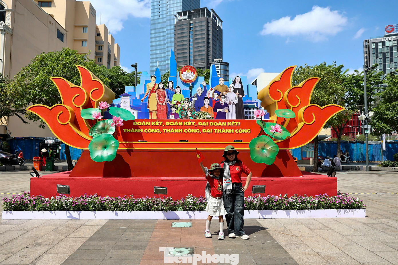 Triển lãm diễn ra từ ngày 19 - 25/4, người dân đến tham quan nên đi vào sáng sớm hoặc chiều tối để tránh nắng nóng. Đó cũng là thời điểm tốt nhất với ánh sáng đẹp, có thể lưu lại những tấm hình bên người thân, bạn bè nhân dịp kỷ niệm 50 năm đất nước thống nhất.