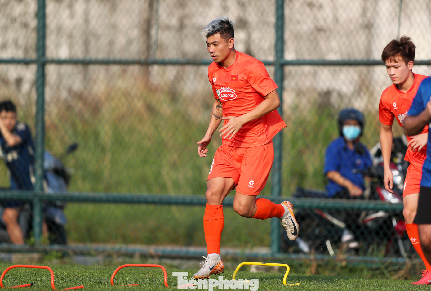 Tính đến thời điểm hiện tại, tuyển Việt Nam đang có được lực lượng tốt nhất, không có trường hợp nào gặp vấn đề về sức khoẻ và chấn thương nặng. Tính đến thời điểm hiện tại, tuyển Việt Nam đang có được lực lượng tốt nhất, không có trường hợp nào gặp vấn đề về sức khoẻ và chấn thương nặng.