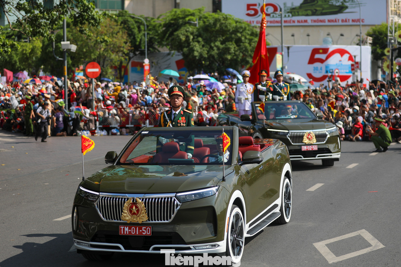 Không còn những hàng rào ngăn cách như ở khu vực chính, tại phố đi bộ và bến Bạch Đằng, người dân được đứng rất gần các khối diễu binh.