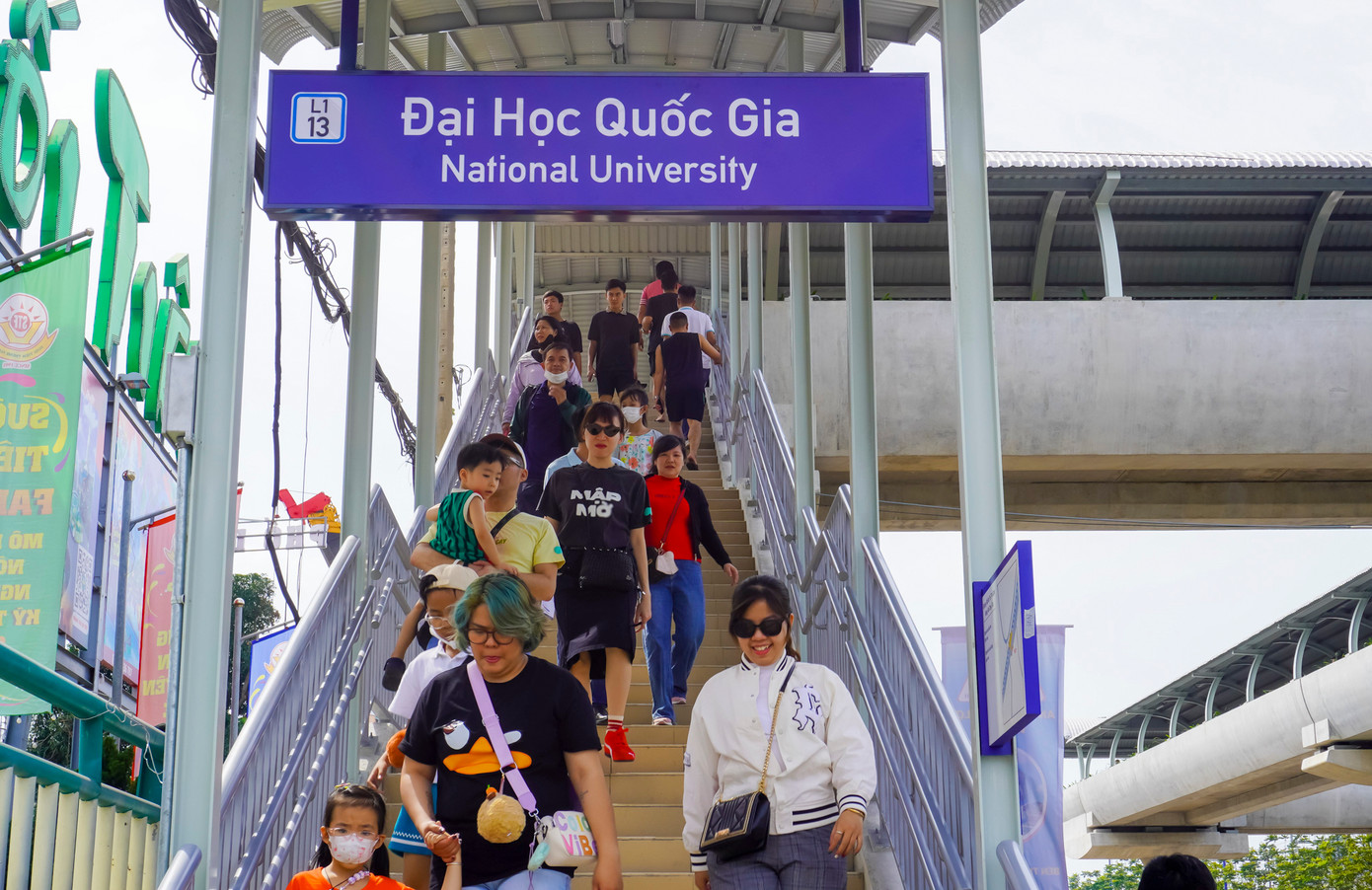 Tuyến metro số 1 (Bến Thành - Suối Tiên) chính thức đi vào hoạt động. Nhiều người dân thích thú khi có thể dễ dàng di chuyển từ trung tâm xuống Khu du lịch để vui chơi. Tuyến metro số 1 (Bến Thành - Suối Tiên) chính thức đi vào hoạt động. Nhiều người dân thích thú khi có thể dễ dàng di chuyển từ trung tâm xuống Khu du lịch để vui chơi.