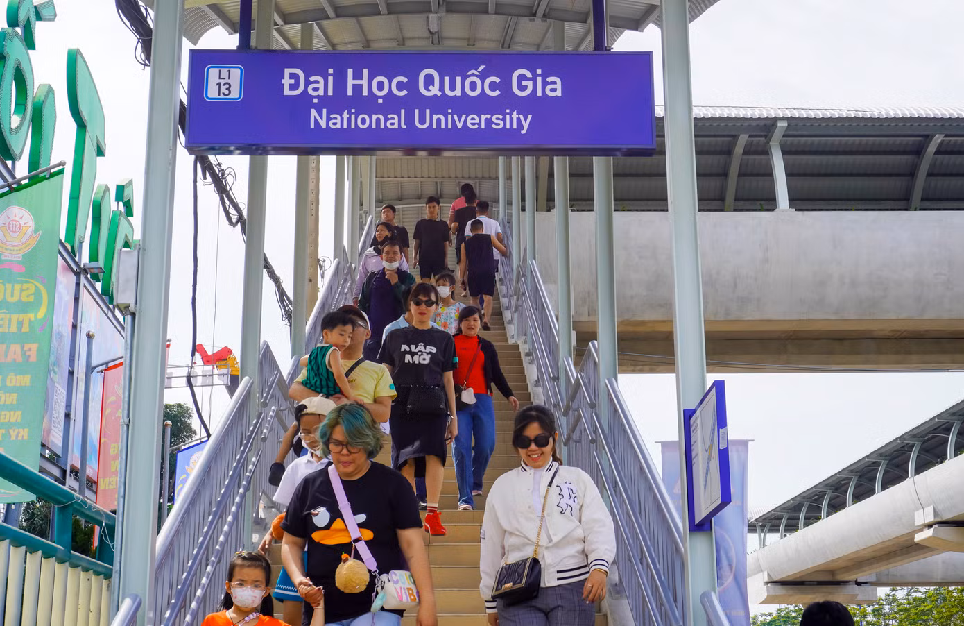 Tuyến metro số 1 (Bến Thành - Suối Tiên) chính thức đi vào hoạt động. Nhiều người dân thích thú khi có thể dễ dàng di chuyển từ trung tâm xuống Khu du lịch để vui chơi. Tuyến metro số 1 (Bến Thành - Suối Tiên) chính thức đi vào hoạt động. Nhiều người dân thích thú khi có thể dễ dàng di chuyển từ trung tâm xuống Khu du lịch để vui chơi.