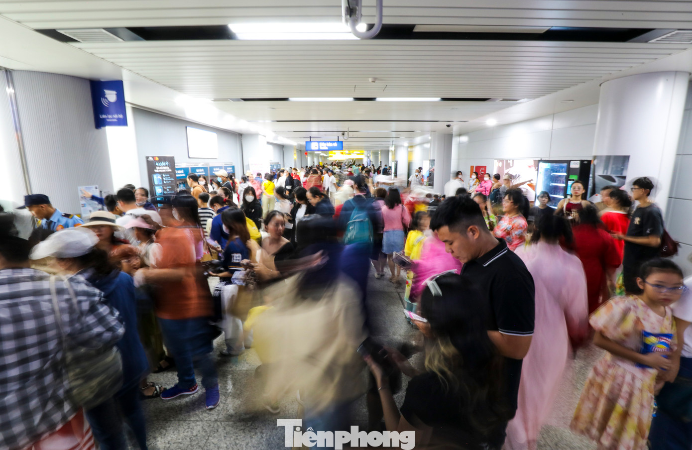 Do lượng hành khách tăng cao, các đoàn tàu của tuyến metro số 1 đều “chật kín như nêm”.