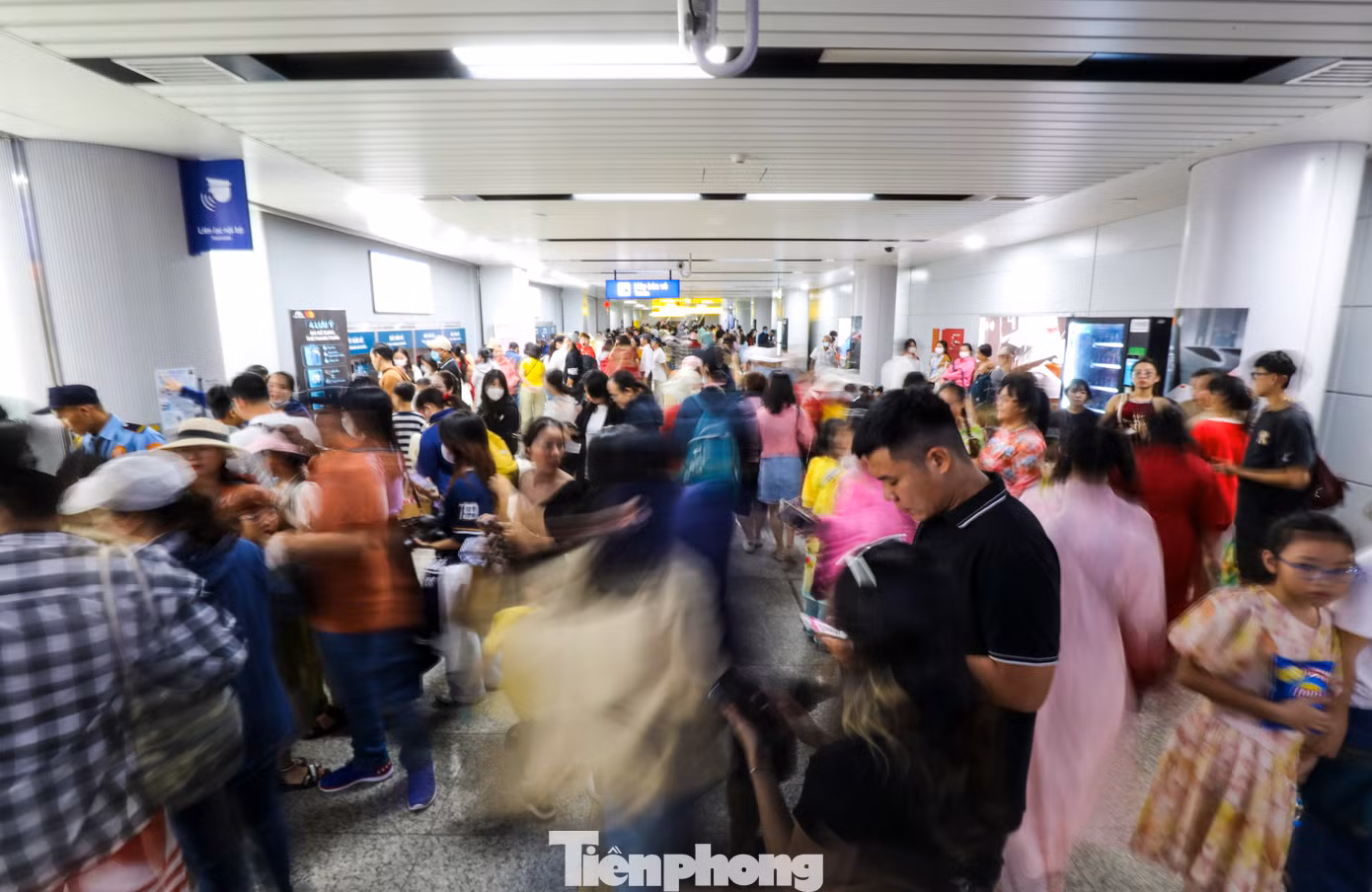 Do lượng hành khách tăng cao, các đoàn tàu của tuyến metro số 1 đều “chật kín như nêm”.