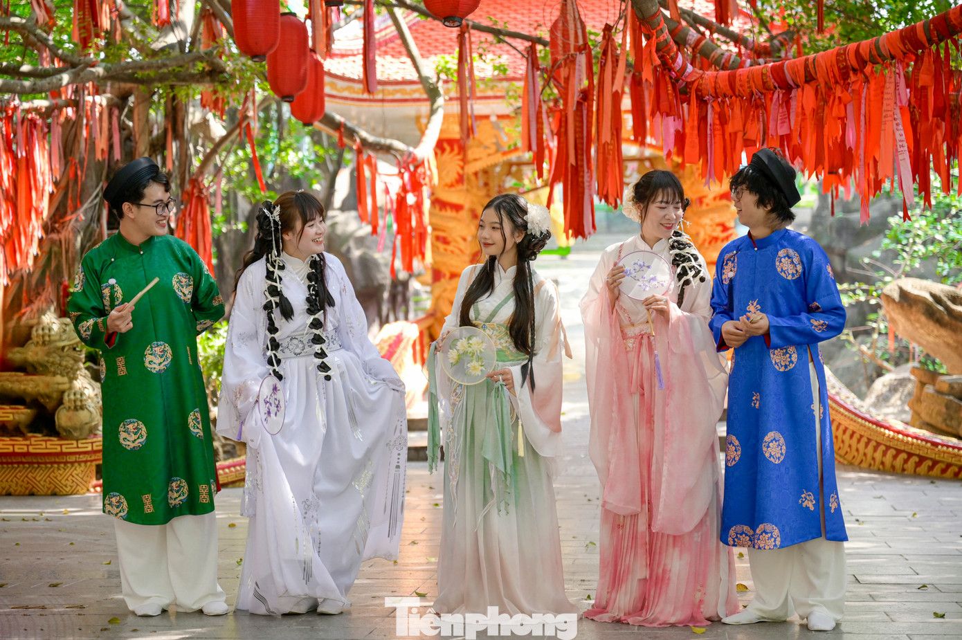 Trong những ngày đầu năm của Tết Ất Tỵ 2025, đông đảo các bạn trẻ xúng xính trong tà áo dài đến Suối Tiên để chụp những tấm ảnh kỷ niệm cùng nhau.