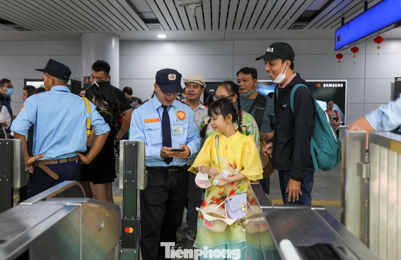 Nhân viên nhà ga phải làm việc hết công suất để không xảy ra tình trạng ùn ứ hành khách trong nhà ga.