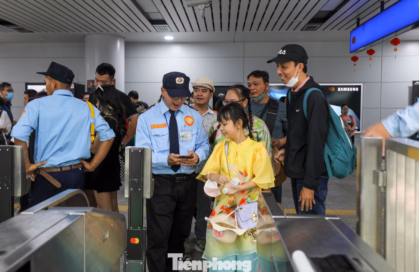 Nhân viên nhà ga phải làm việc hết công suất để không xảy ra tình trạng ùn ứ hành khách trong nhà ga.