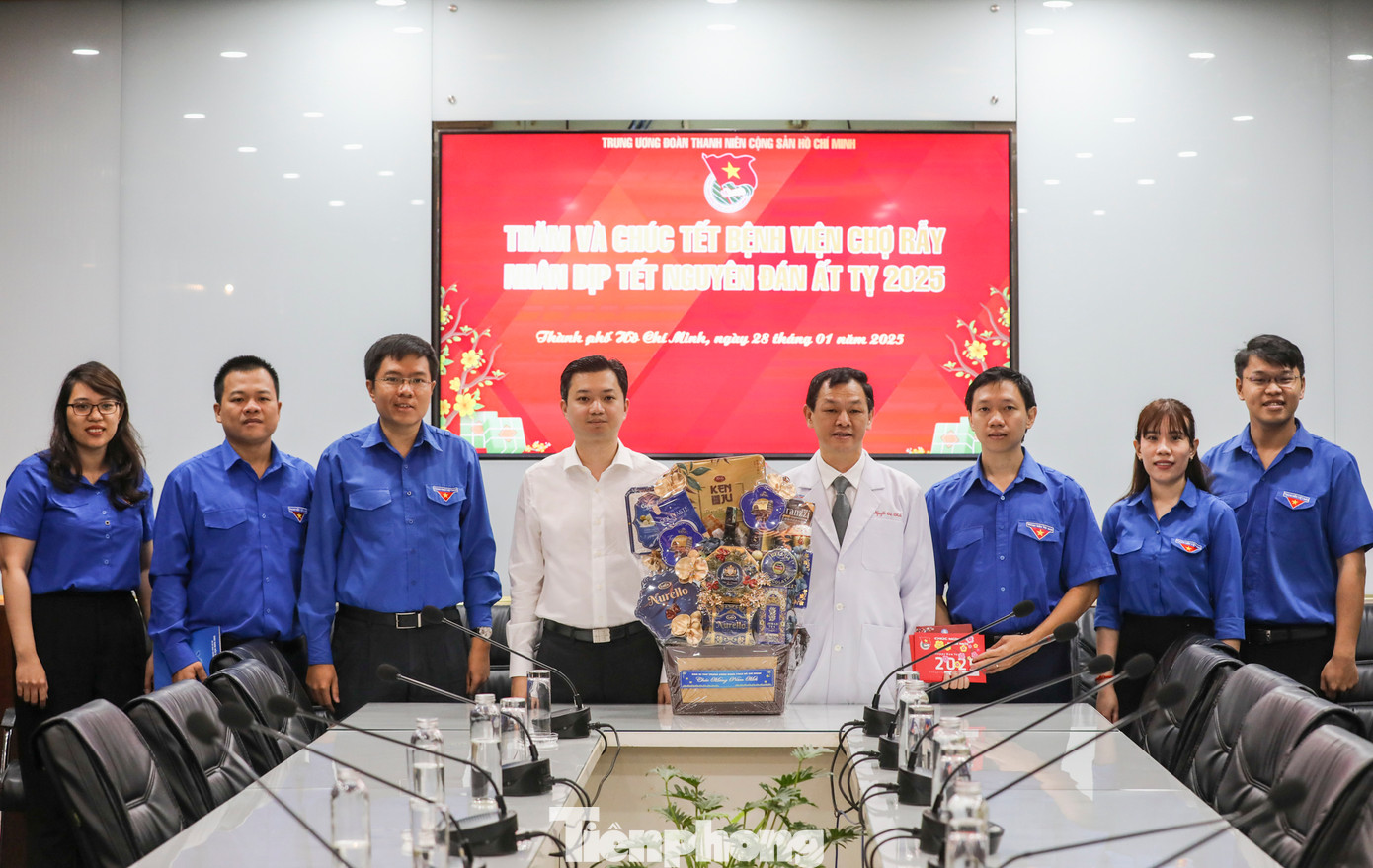 Bí thư T.Ư Đoàn Nguyễn Minh Triết thăm và chúc Tết các đơn vị làm nhiệm vụ xuyên Tết. Ảnh: DUY ANH