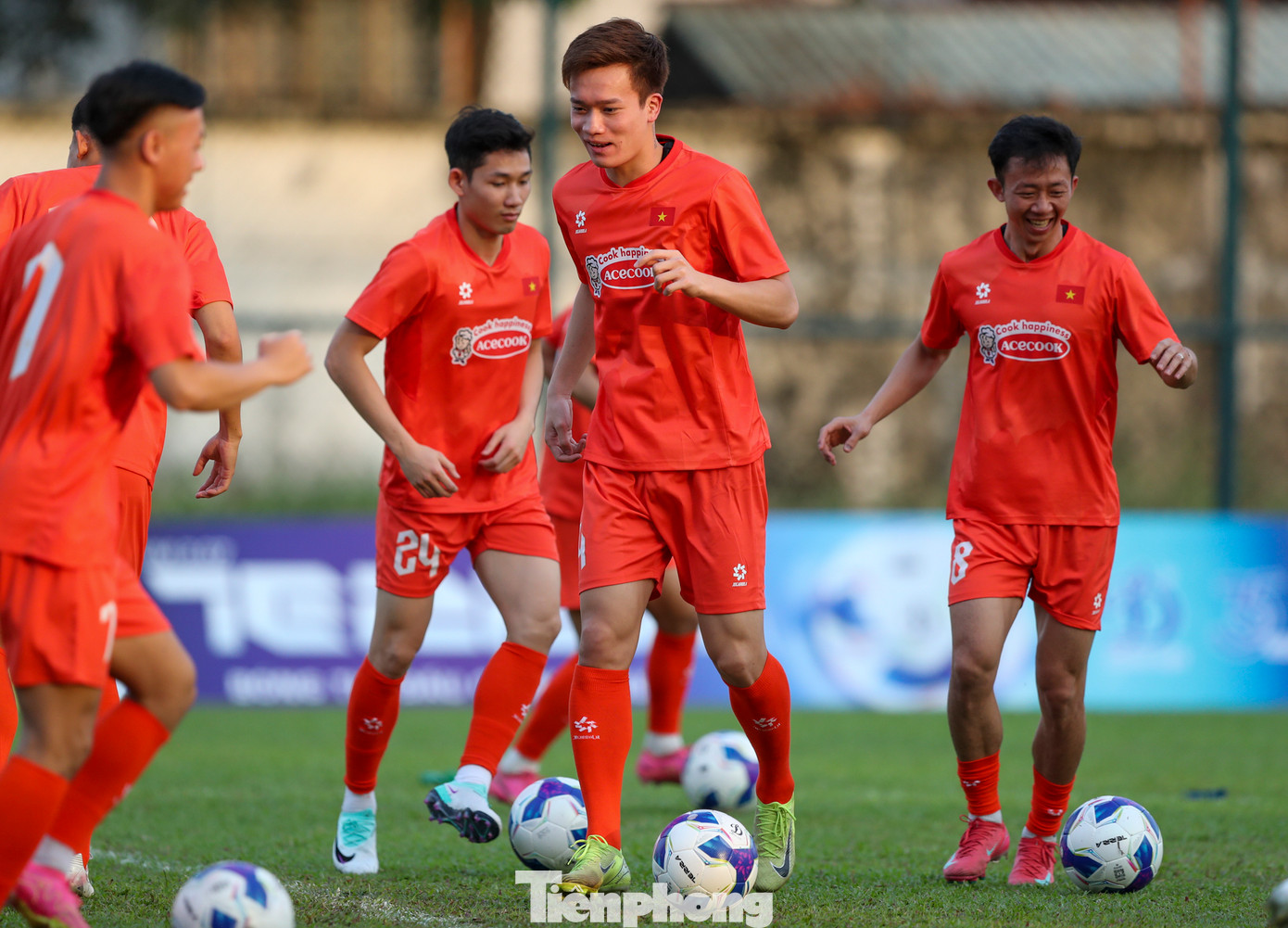 Sau 2 năm rưỡi, đội tuyển Việt Nam có lịch tập trung và thi đấu ở miền Nam, đồng thời cũng lần đầu tiên “rèn quân” tại Bình Dương. Vì thế, trên nét mặt từng tuyển thủ thể hiện rõ sự thoải mái và phấn khởi khi được đổi môi trường tập luyện.