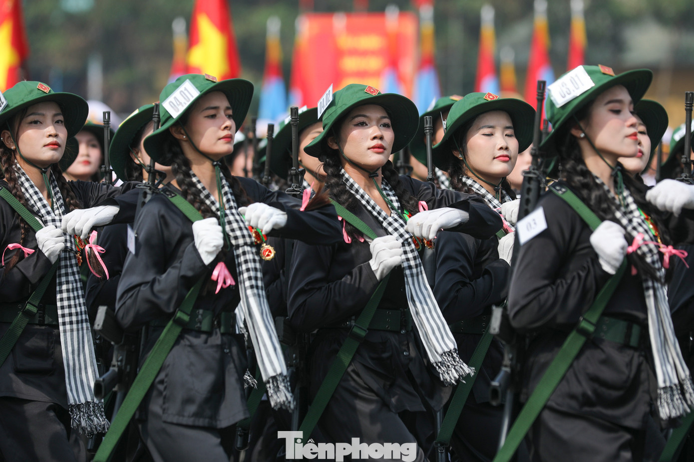 Xuất hiện trước lễ đài, đội hình diễu binh, diễu hành của các khối nữ quân nhân, nữ cảnh sát khiến người xem khó rời mắt với những khuôn mặt bừng sáng.