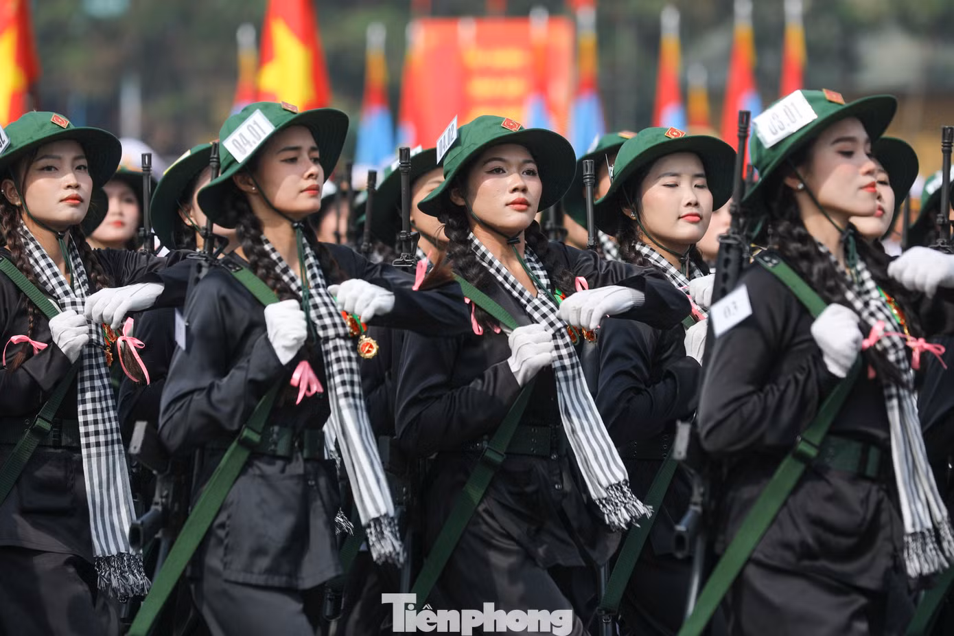 Để có được những hình ảnh đẹp, ấn tượng này, các chiến sĩ đã trải qua những ngày phơi nắng, dầm mưa tập luyện. Tất cả cùng nỗ lực để những bước chân, ánh mắt, đánh mặt sẽ được thế giới biết đến.
