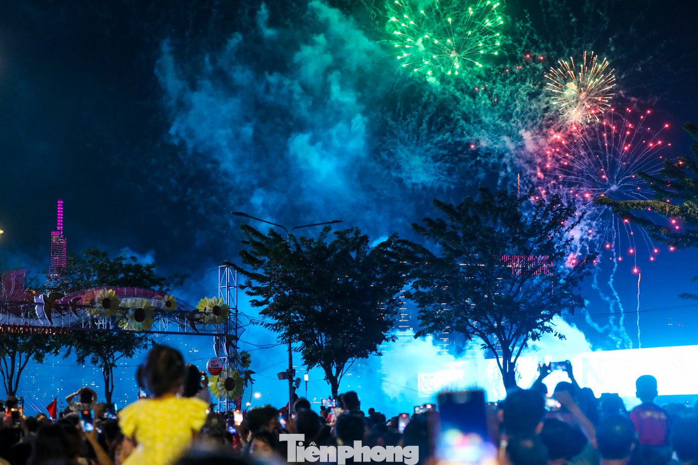 Khu vực ven sông Sài Gòn chật kín người xem pháo hoa.