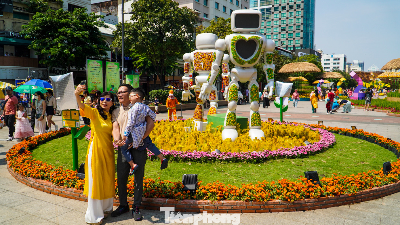 Tuy vậy, nắng nóng cũng không thể cản chân khách tham quan.