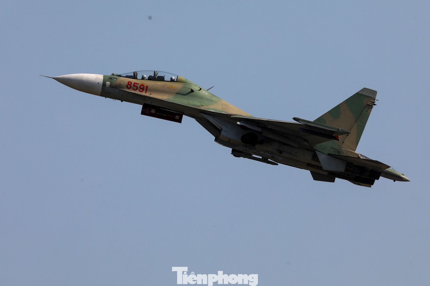 Tiếp sau đó, các máy bay Yak130, Su-30MK2 bay với đội hình mũi tên theo sau.