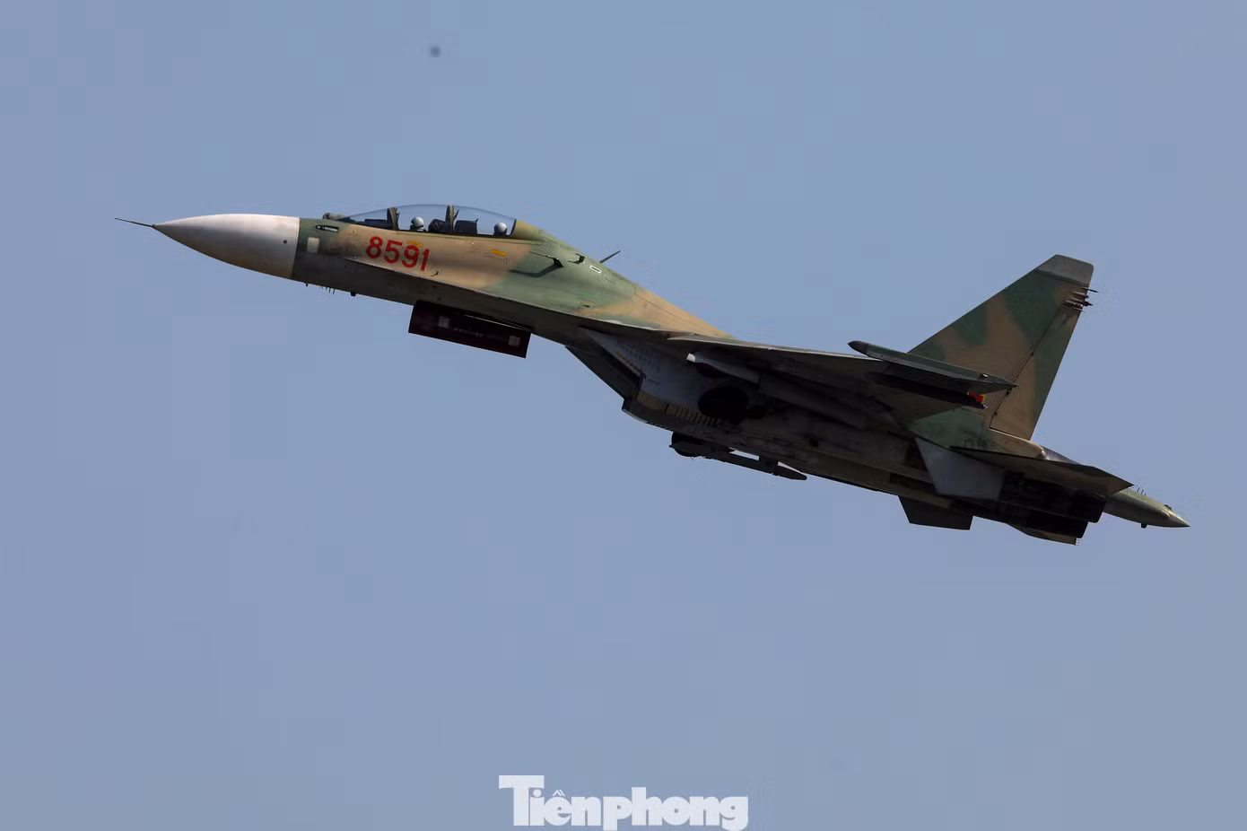 Tiếp sau đó, các máy bay Yak130, Su-30MK2 bay với đội hình mũi tên theo sau.