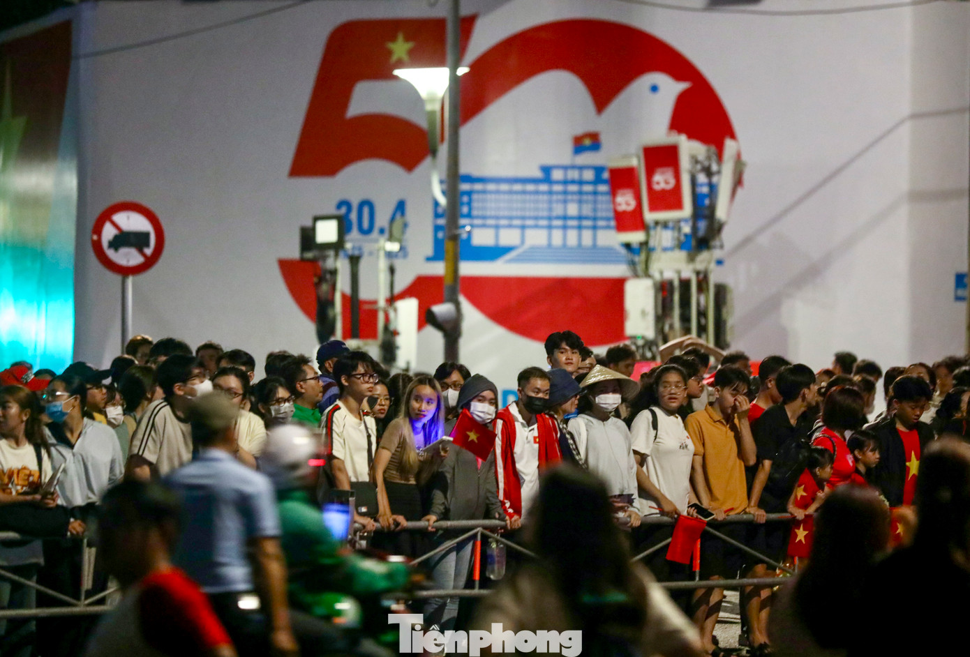 Nhiều người háo hức chờ đợi Lễ Tổng duyệt diễu binh sáng 27/4.