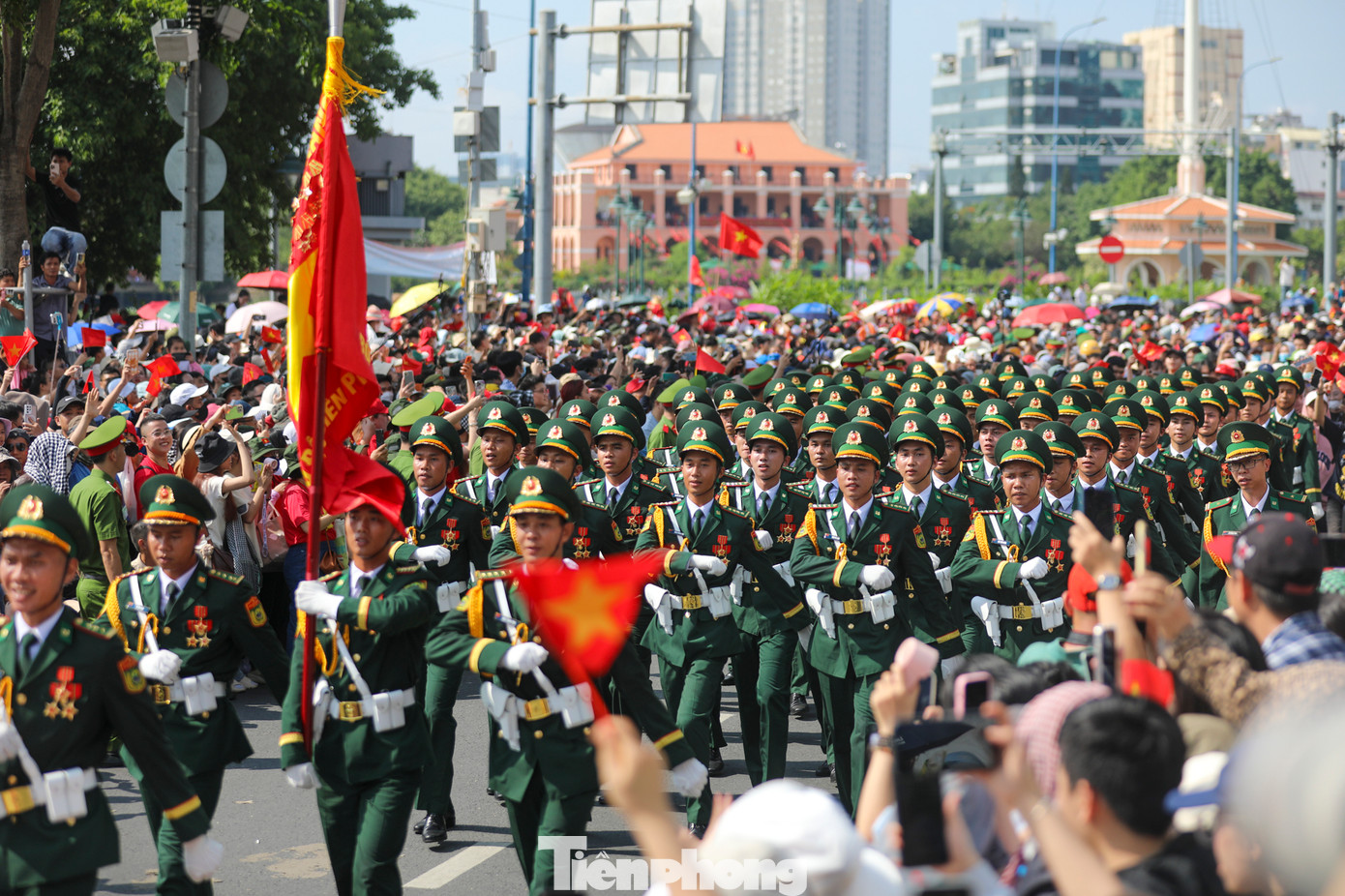 Các thành viên đội diễu binh, diễu hành được nhân dân nồng nhiệt chào đón. Ảnh: Duy Anh/ TPO.