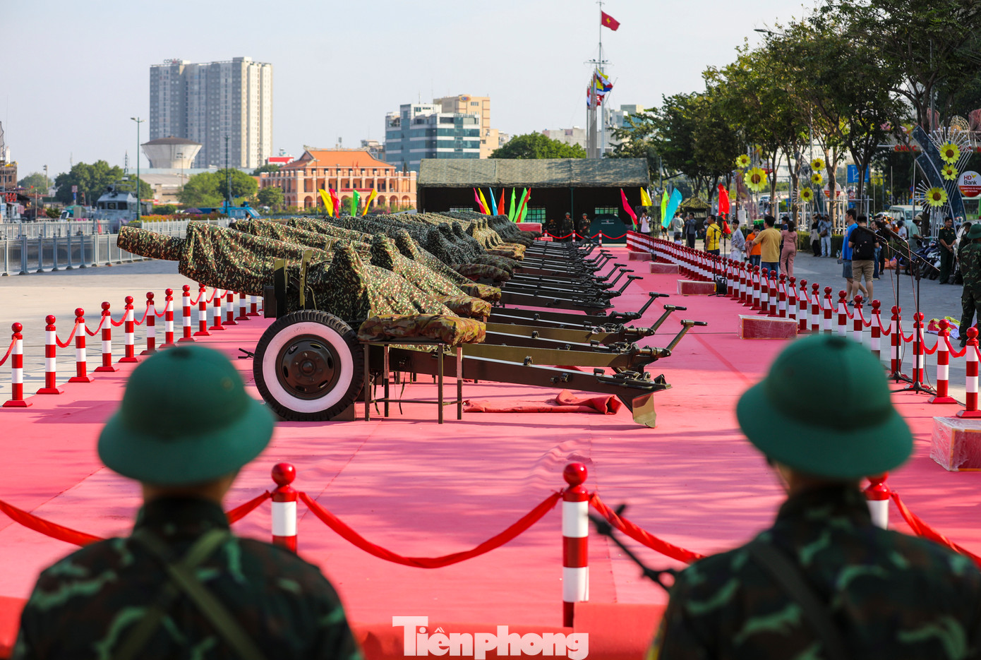 Các khẩu pháo 105 mm nặng khoảng 4 tấn được các chiến sĩ Lữ đoàn 96 tập kết đến bến Bạch Đằng trong đêm 6/4.